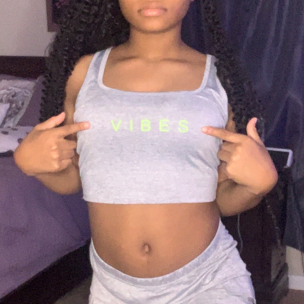 vibes cropped tee